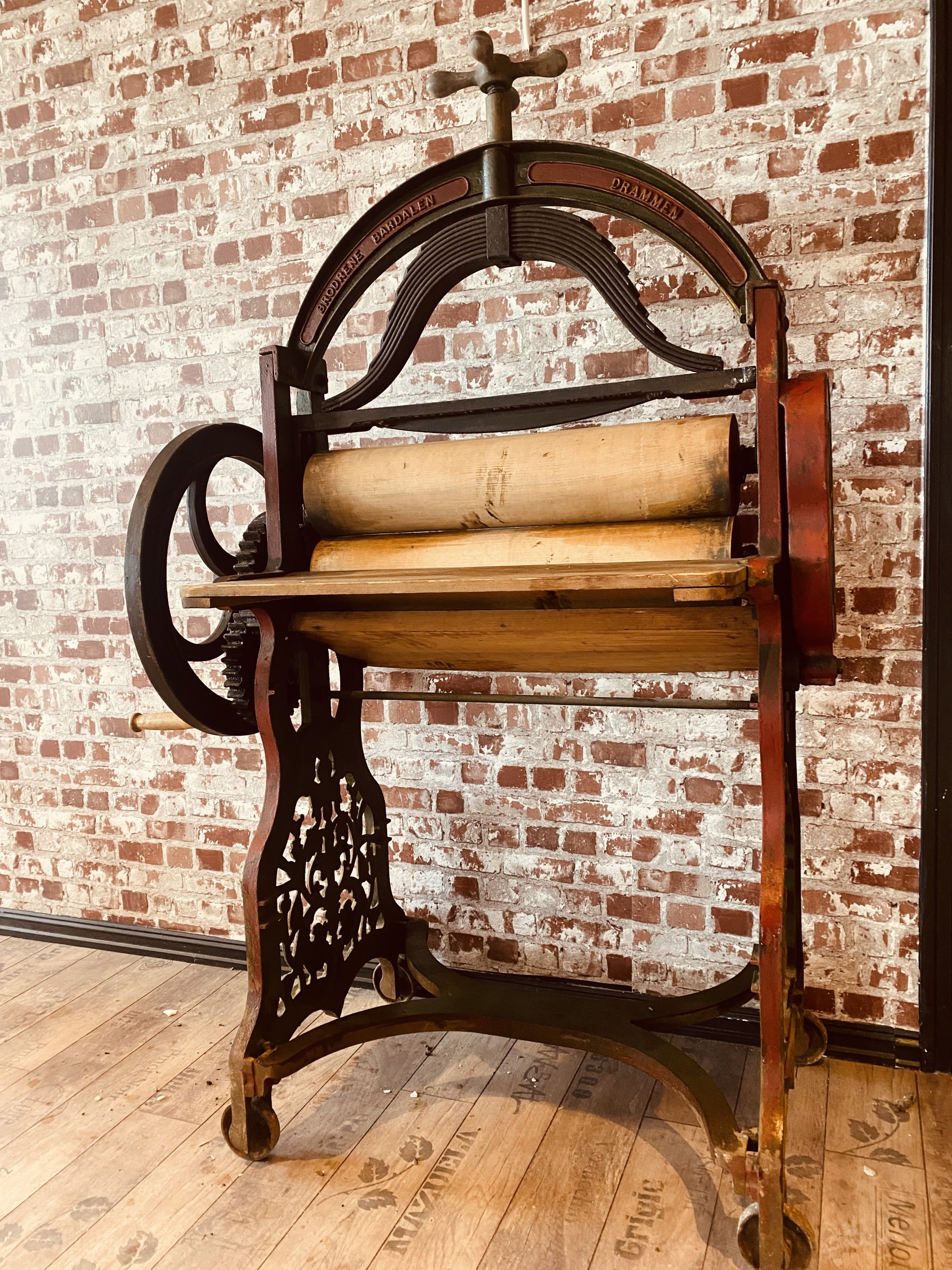 Da vi pusset opp lokalene bestemte vi oss for å gå tilbake i tiden til historien i dette gamle teglsteinsbygget og vi har hentet en del detaljer på finn med fokus på gjenbruk.